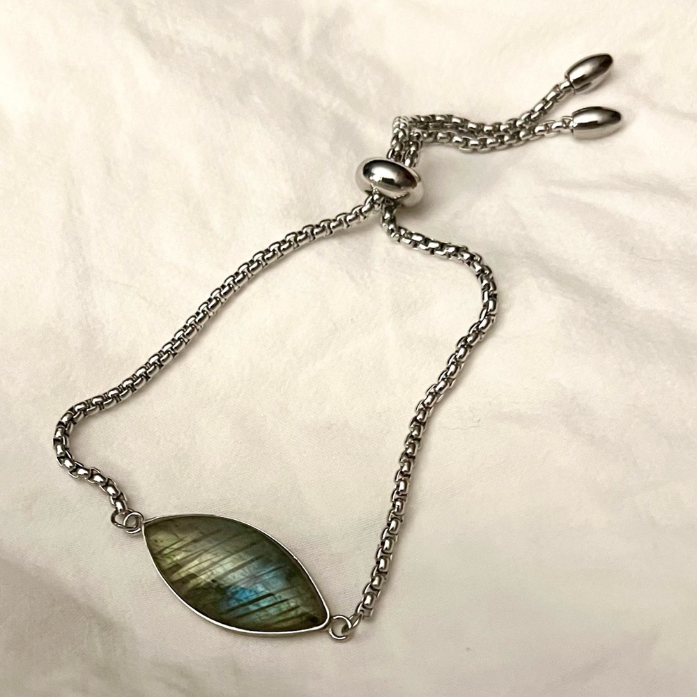 Flashy labradorite sliding closure bracelet NWOT